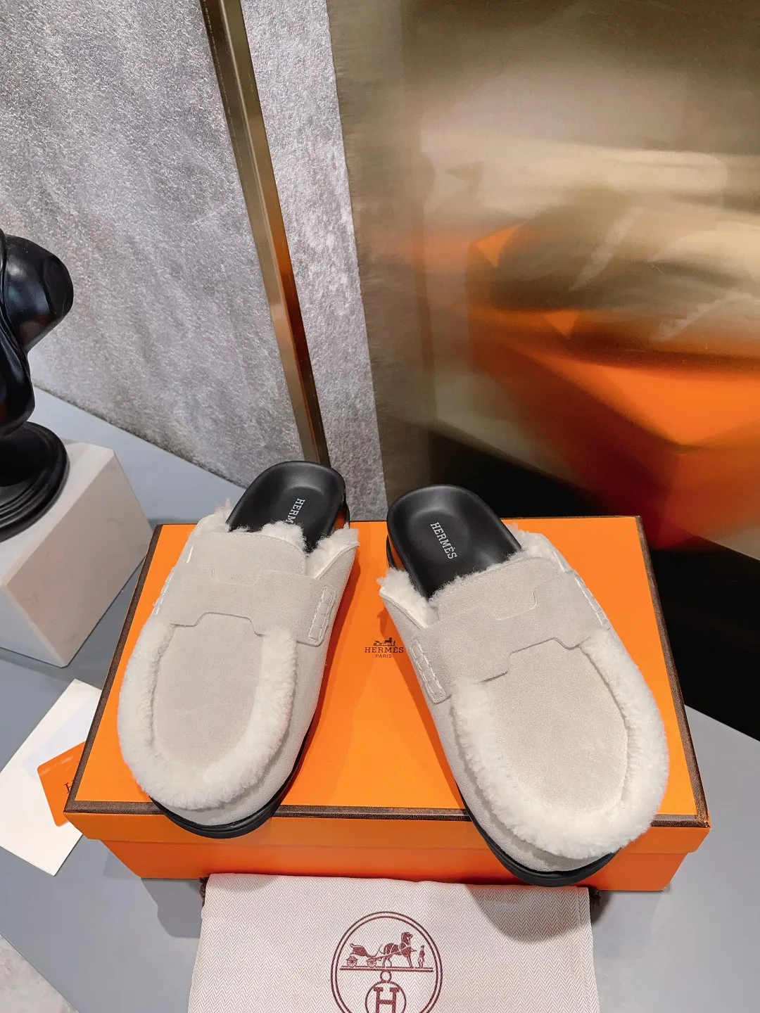 [H Family Hermès] P: 520💰 Size: Male 39-44 (45 customized) Female 35-40 (41 customized) HERMES Hermès top luxury version HERMES Hermès cute half-drag.  Jindian’s family language design! It looks good no matter how you match it! Casual and high-end feeling. The comfort is also great. Paired with various colorful socks, it gives a trendy and high-end feeling. The top version of real wool is high quality. ●Upper: imported cow suede. ●Inner: imported sheepskin. ●Foot pads: imported mixed sheepskin.